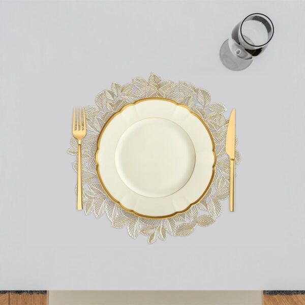 Shimmering gold table mat with small leaf pattern