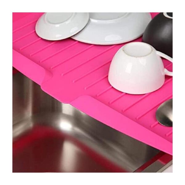 Space-saving plastic sloping mat for efficient dish drying