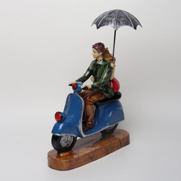 Scooter showpiece with romantic lovers – art collectible