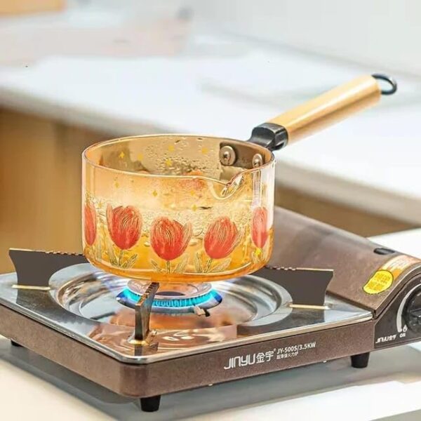 Crystal clear glass casserole pan for soups and curries