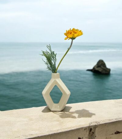 Stain resistant ceramic geometric flower vase for home décor