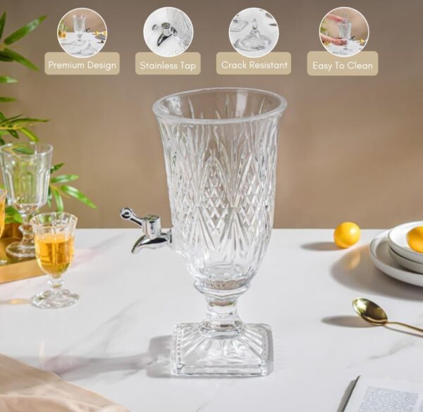 Transparent borosilicate glass pitcher for beverages