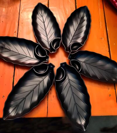 Stylish leaf shape fiber plate for serving snacks and desserts
