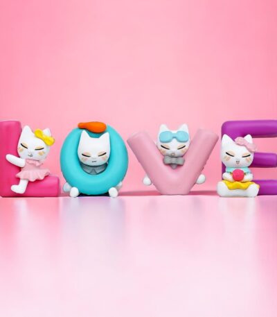 Multicolor LOVE alphabet cat dolls decorative resin showpiece for home décor